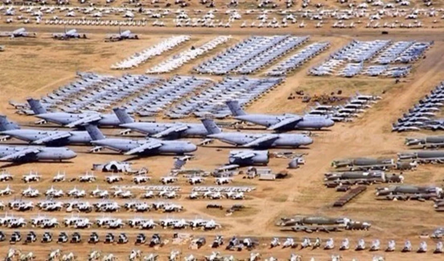 قاعدة العديد في قطر.j